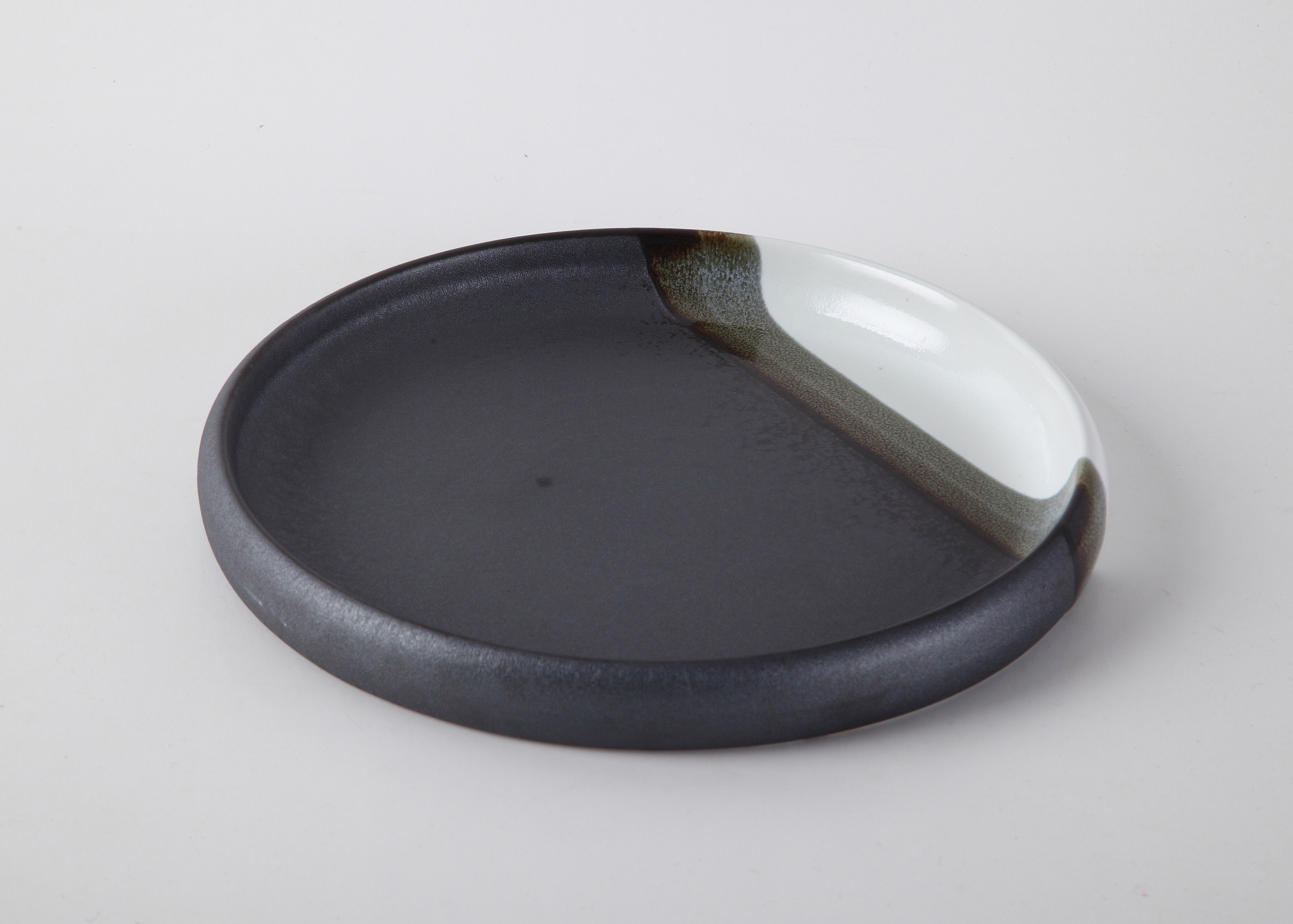 12'' ROUND PLATE, CERAMIC BKW | White Stone