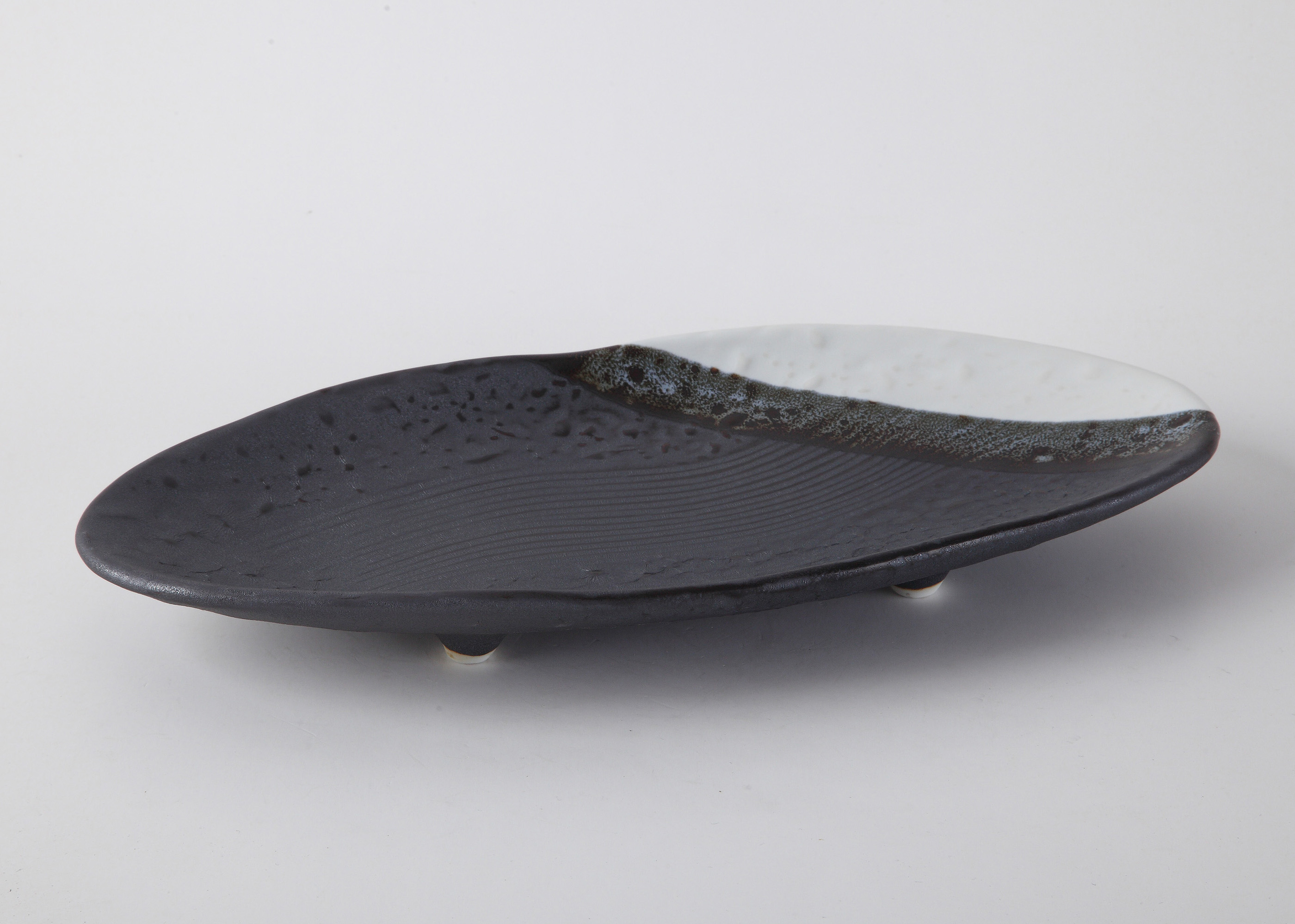 13'' PLATE W/FEET, CERAMIC BKW | White Stone